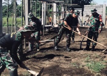 Danramil 1310-01/Bitung Turun Tangan Lakukan Perataan Tanah Pembangunan Gerai KDMP Manembo Nembo Atas