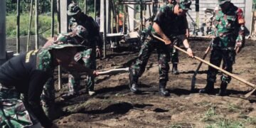 Danramil 1310-01/Bitung Turun Tangan Lakukan Perataan Tanah Pembangunan Gerai KDMP Manembo Nembo Atas