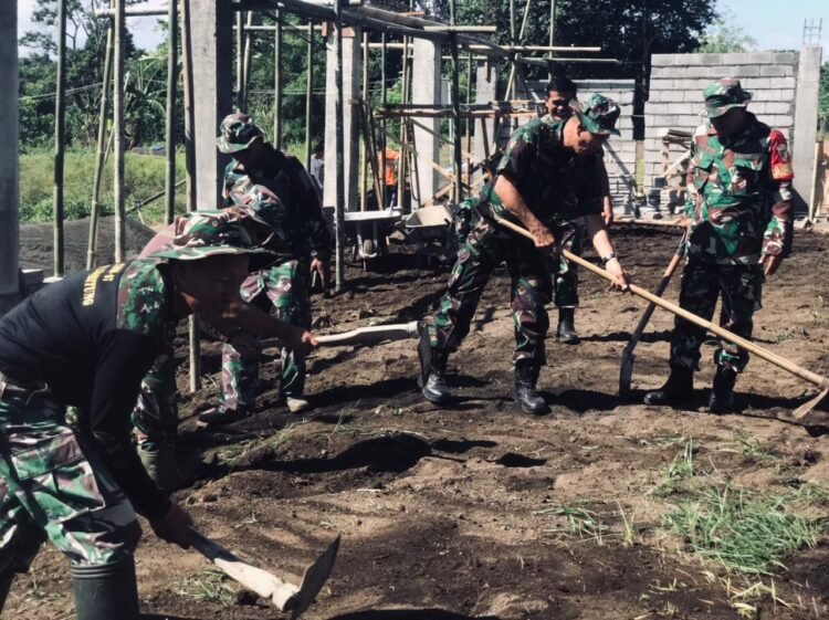 Danramil 1310-01/Bitung Turun Tangan Lakukan Perataan Tanah Pembangunan Gerai KDMP Manembo Nembo Atas
