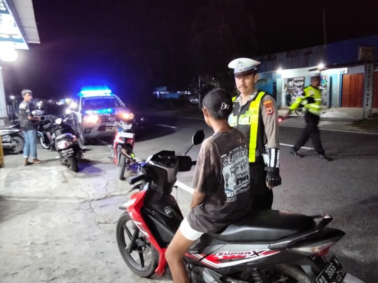 Satuan Lalu Lintas Polres Waropen Rutin Gelar Patroli Blue Light, Himbau Pengendara Patuhi Aturan Berlalu Lintas