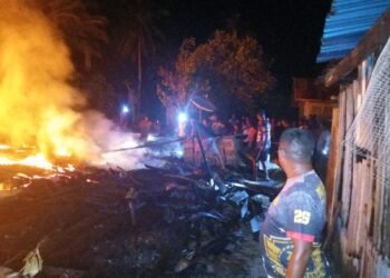 Respons cepat Polsek Karas bersama Koramil dan warga padamkan kebakaran di Kampung Malakuli