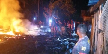 Respons cepat Polsek Karas bersama Koramil dan warga padamkan kebakaran di Kampung Malakuli