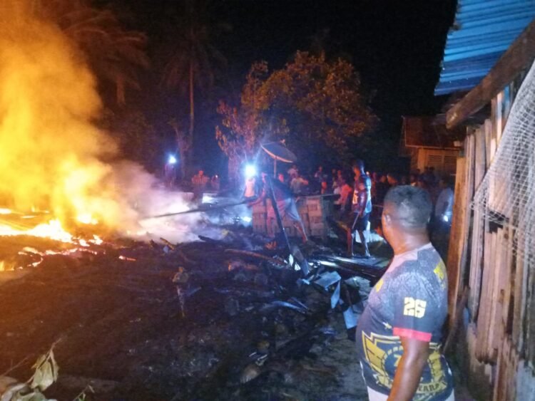 Respons cepat Polsek Karas bersama Koramil dan warga padamkan kebakaran di Kampung Malakuli