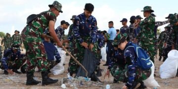 Aksi Gotong Royong Lanud I Gusti Ngurah Rai Bersihkan Pantai Kuta