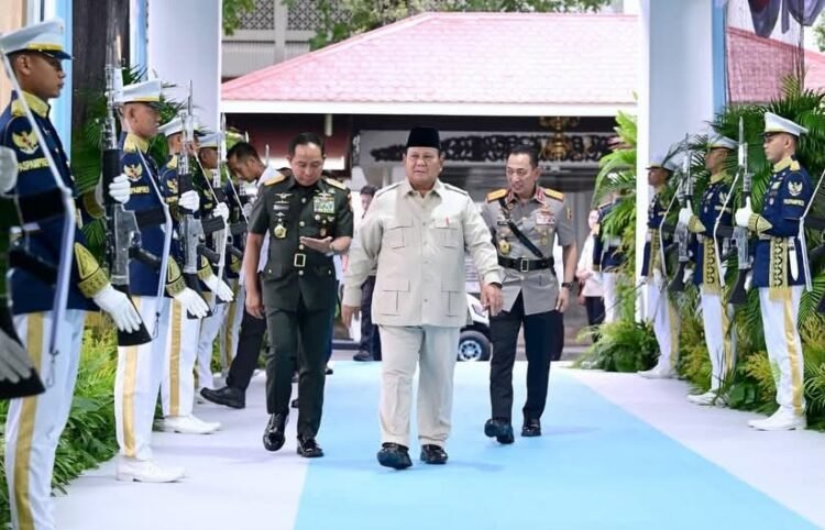 Presiden Prabowo Subianto memberikan taklimat kepada para peserta Rapat Pimpinan (Rapim) TNI dan Polri yang digelar di Istana Kepresidenan