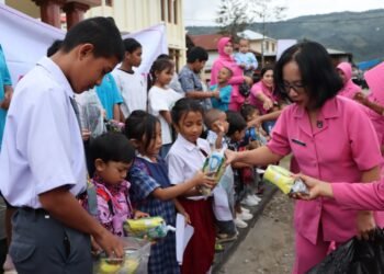 Bhayangkari Cabang Tolikara Berbagi Kepedulian, Dukung Semangat Belajar Anak Personel Polres Tolikara