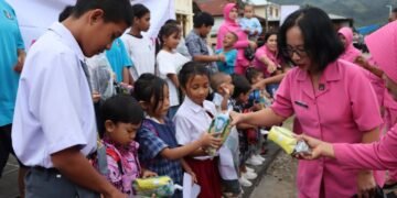 Bhayangkari Cabang Tolikara Berbagi Kepedulian, Dukung Semangat Belajar Anak Personel Polres Tolikara
