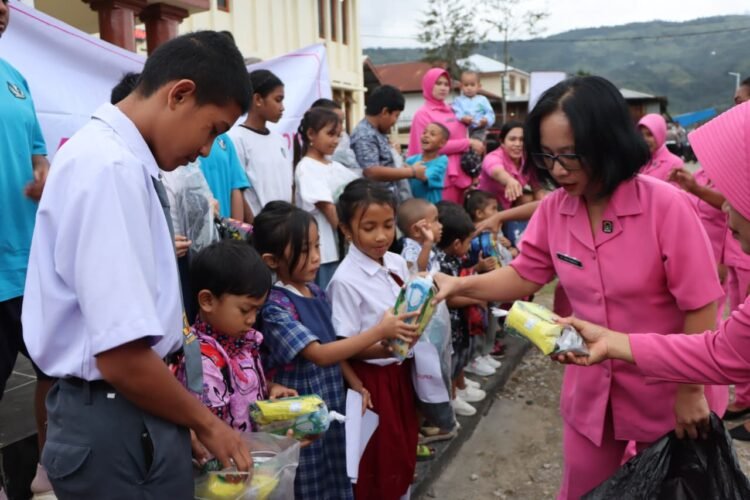 Bhayangkari Cabang Tolikara Berbagi Kepedulian, Dukung Semangat Belajar Anak Personel Polres Tolikara