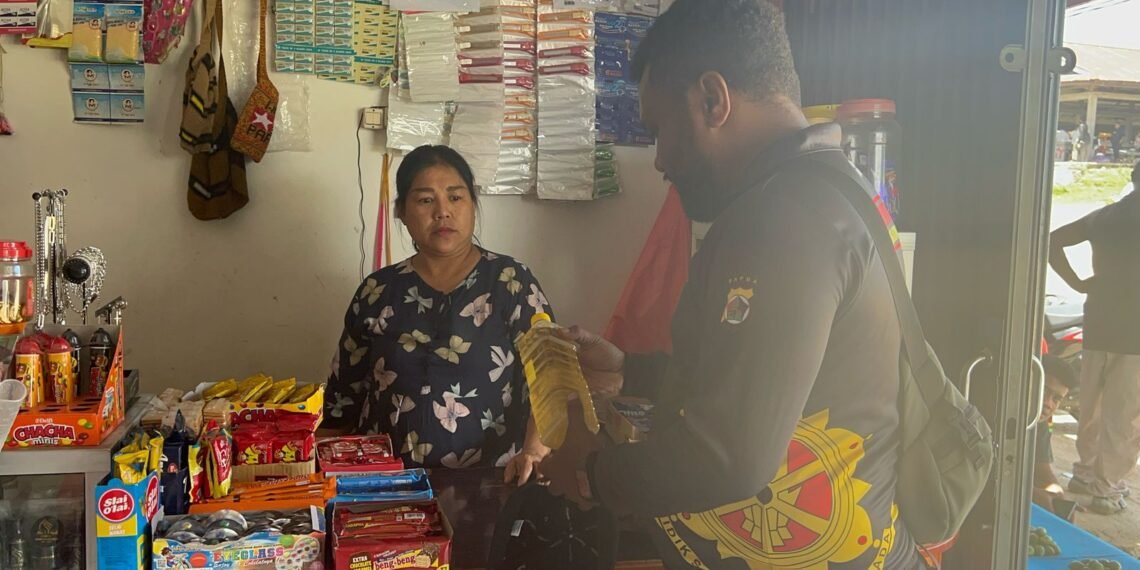 Satreskrim Polres Supiori Pantau Harga Pangan dan Stok Minyak Goreng di Pasar dan Ritel Modern