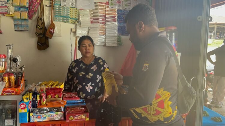 Satreskrim Polres Supiori Pantau Harga Pangan dan Stok Minyak Goreng di Pasar dan Ritel Modern