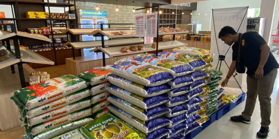 Satgas Saber Polres Supiori Cek Harga Pangan di Ritel Modern