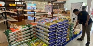 Satgas Saber Polres Supiori Cek Harga Pangan di Ritel Modern