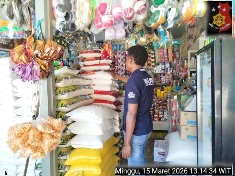 Satreskrim Polres Yalimo Cek Harga Bahan Pokok di Pasar Sentral Elelim