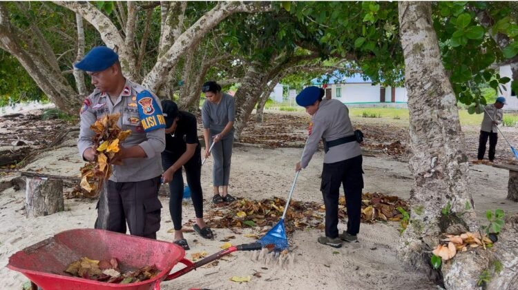 Satpolairud Polres Sarmi Laksanakan Sambang Nusa Presisi dan Program ASRI di Pulau Terluar Liki