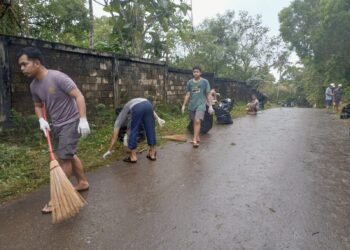 Pererat Kebersamaan, Warga Aspol Dok VII Atas Gotong Royong Bersihkan Lingkungan Asrama Polisi