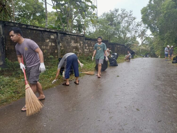 Pererat Kebersamaan, Warga Aspol Dok VII Atas Gotong Royong Bersihkan Lingkungan Asrama Polisi