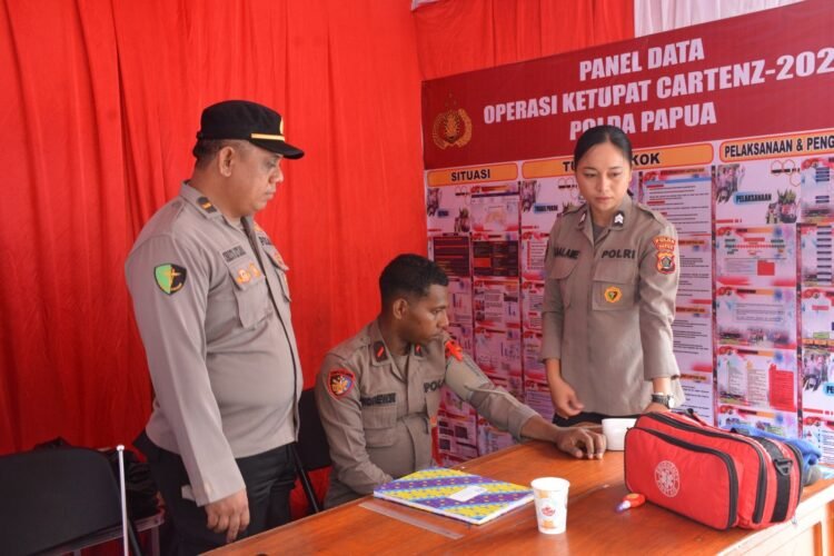 Subsatgas Dokkes Polda Papua Berikan Layanan Kesehatan bagi Personel Pos Pelayanan Operasi Ketupat Cartenz 2026
