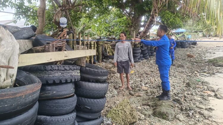 Tanggap Bencana Pesisir, Satpolairud Polres Sarmi Pastikan Keselamatan Warga Armo