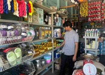 Polres Mamberamo Tengah Cek Harga Beras di Pasar Sentral Kobakma