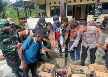 Perkuat Sinergi TNI-Polri Dan Masyarakat, Polsek Waris Gelar Halal Bihalal Dan Musnahkan Miras Hasil Razia