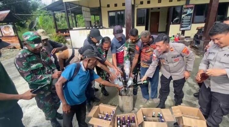 Perkuat Sinergi TNI-Polri Dan Masyarakat, Polsek Waris Gelar Halal Bihalal Dan Musnahkan Miras Hasil Razia