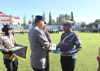 Apresiasi Kinerja Humanis, Kapolres Merauke Anugerahkan Penghargaan Kepada Personel Sat Lantas Berprestasi