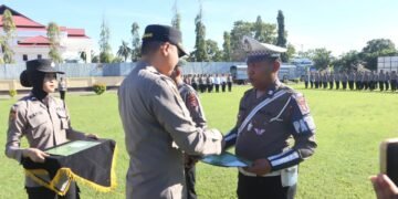 Apresiasi Kinerja Humanis, Kapolres Merauke Anugerahkan Penghargaan Kepada Personel Sat Lantas Berprestasi