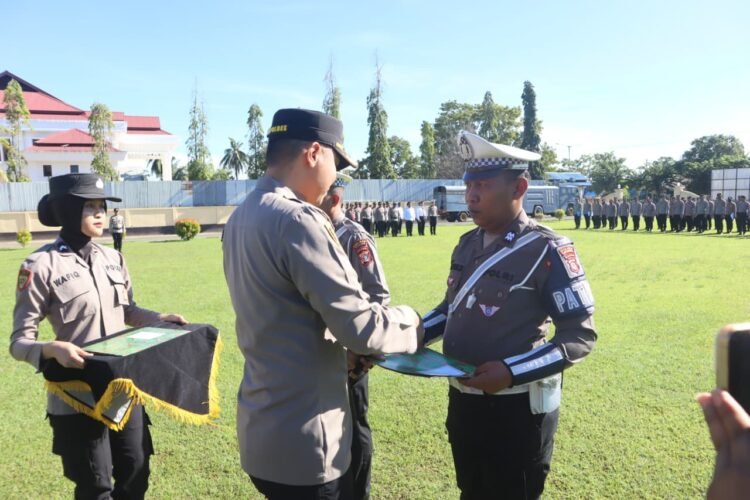 Apresiasi Kinerja Humanis, Kapolres Merauke Anugerahkan Penghargaan Kepada Personel Sat Lantas Berprestasi