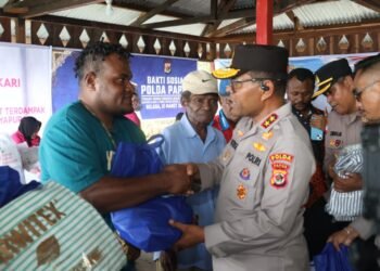 Wujud Kepedulian Polri, Kapolda Papua dan Bhayangkari Bantu Warga Terdampak Banjir Danau