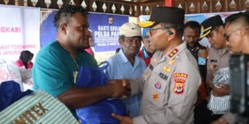 Wujud Kepedulian Polri, Kapolda Papua dan Bhayangkari Bantu Warga Terdampak Banjir Danau