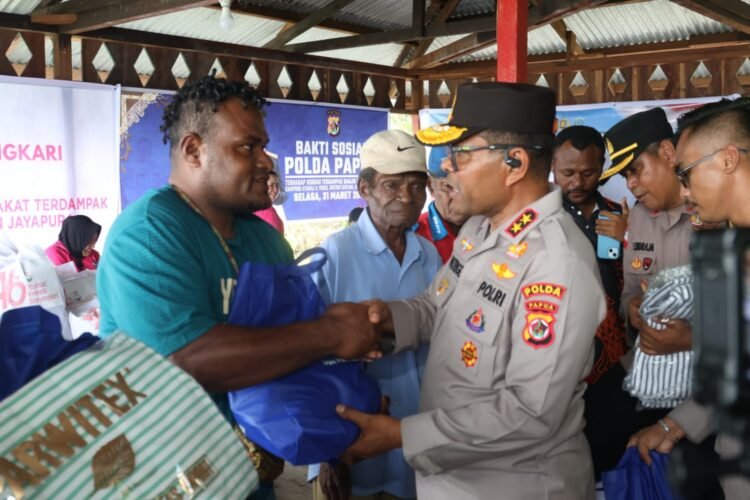 Wujud Kepedulian Polri, Kapolda Papua dan Bhayangkari Bantu Warga Terdampak Banjir Danau
