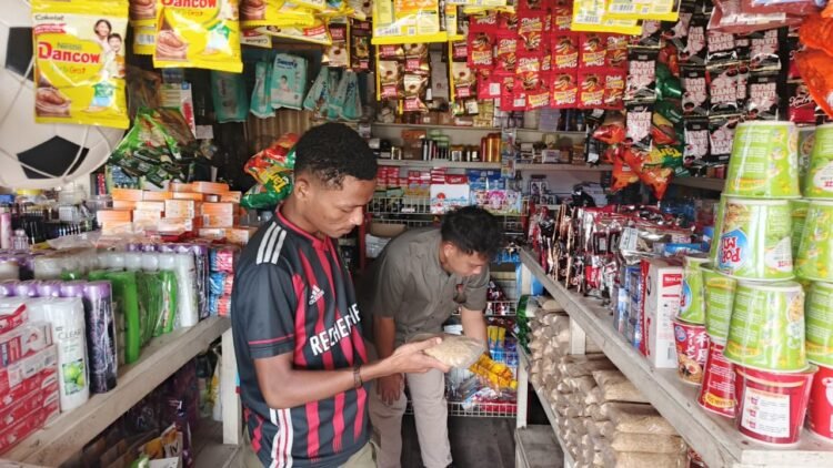 Polres Mamberamo Tengah Lakukan Pengecekan Harga Beras di Pasar Central Kobakma