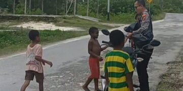 Peduli Pendidikan Anak Papua, Kapolsek Biak Barat Bagikan Buku di Distrik Swandiwe