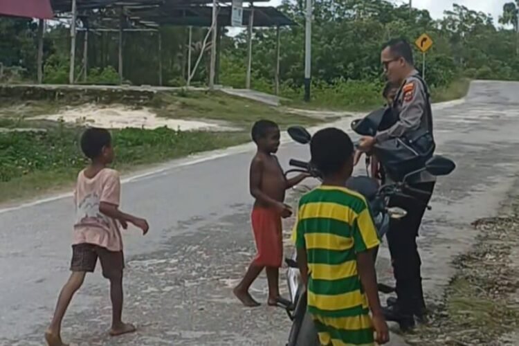 Peduli Pendidikan Anak Papua, Kapolsek Biak Barat Bagikan Buku di Distrik Swandiwe