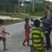 Peduli Pendidikan Anak Papua, Kapolsek Biak Barat Bagikan Buku di Distrik Swandiwe