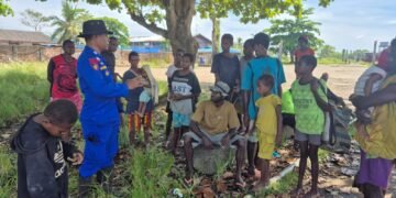 Polisi RW Sat Polairud Polres Merauke Perkuat Kemitraan Kamtibmas Melalui Sambang Warga di Kampung Wogekel