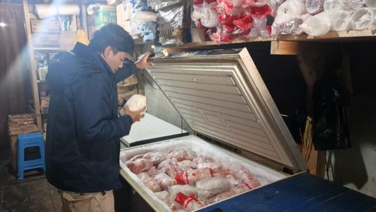 Sat Reskrim Polres Mamberamo Tengah Cek Harga Bahan Pokok di Pasar Kobakma