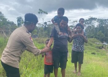 Humanis dan Responsif, Bhabinkamtibmas Kampung Asbol Dorong Partisipasi Warga Jaga Kamtibmas