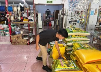 Polres Supiori Pantau Harga Bahan Pokok di Retail Modern Soalagogo