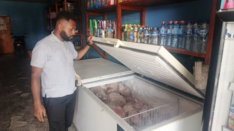 Sat Reskrim Polres Mamberamo Tengah Cek Harga Bahan Pokok di Kios KMT Jaya