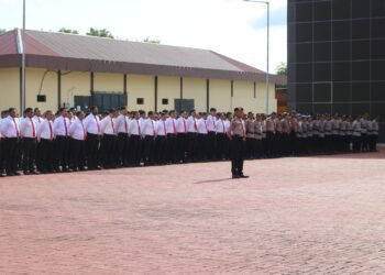 Wakapolda Papua Tekankan Disiplin dan Peningkatan Kinerja Saat Apel Pagi Personel Polda Papua