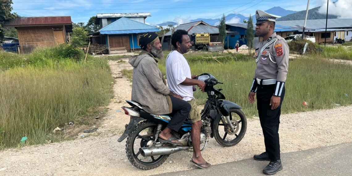 Sat Lantas Mamberamo Tengah Gelar Strong Point Pagi, Utamakan Teguran Humanis bagi Pelanggar