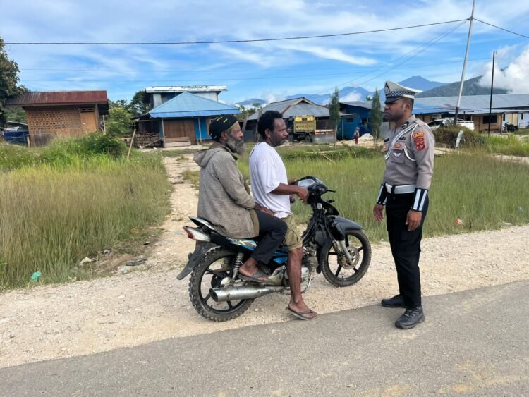 Sat Lantas Mamberamo Tengah Gelar Strong Point Pagi, Utamakan Teguran Humanis bagi Pelanggar