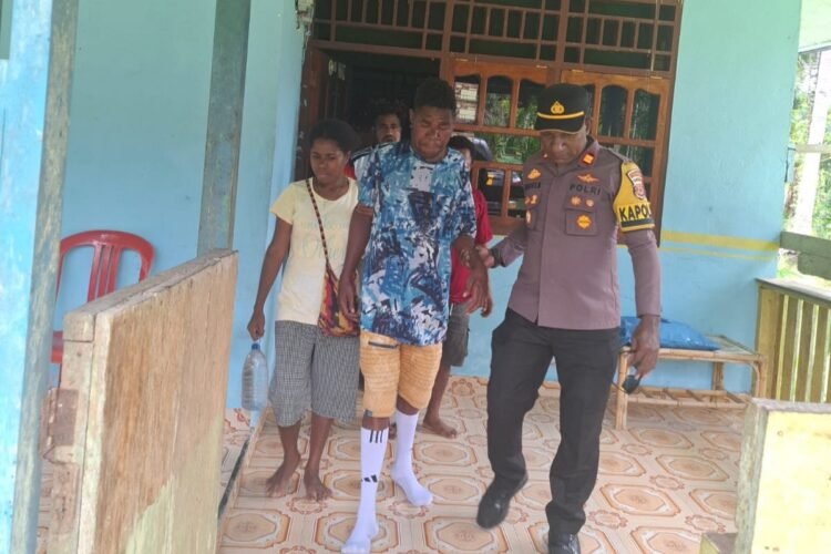 Polisi Hadir untuk Masyarakat, Warga Sakit Dievakuasi ke Puskesmas Samanente