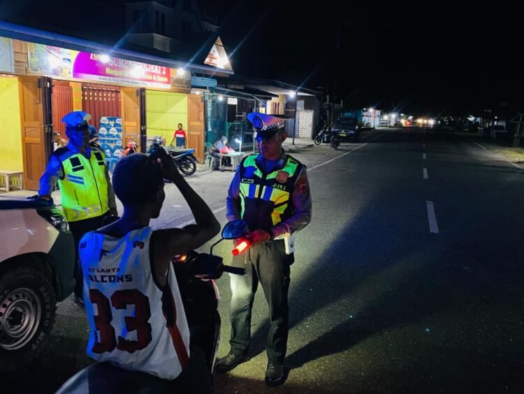 Patroli Blue Light Malam Minggu, Satlantas Polres Waropen Perkuat Keamanan dan Ketertiban Lalu Lintas
