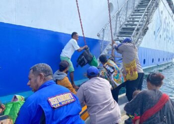 Sat Polairud Polres Waropen Berikan Pengamanan dan Bantuan Penumpang KM Dorolonda di Perairan Pidemani