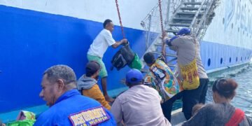 Sat Polairud Polres Waropen Berikan Pengamanan dan Bantuan Penumpang KM Dorolonda di Perairan Pidemani