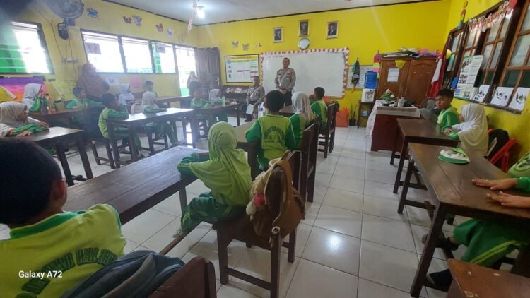 Satlantas Polres Jayapura Tanamkan Disiplin Berlalu Lintas Sejak Dini Lewat Program Polsanak di Sentani