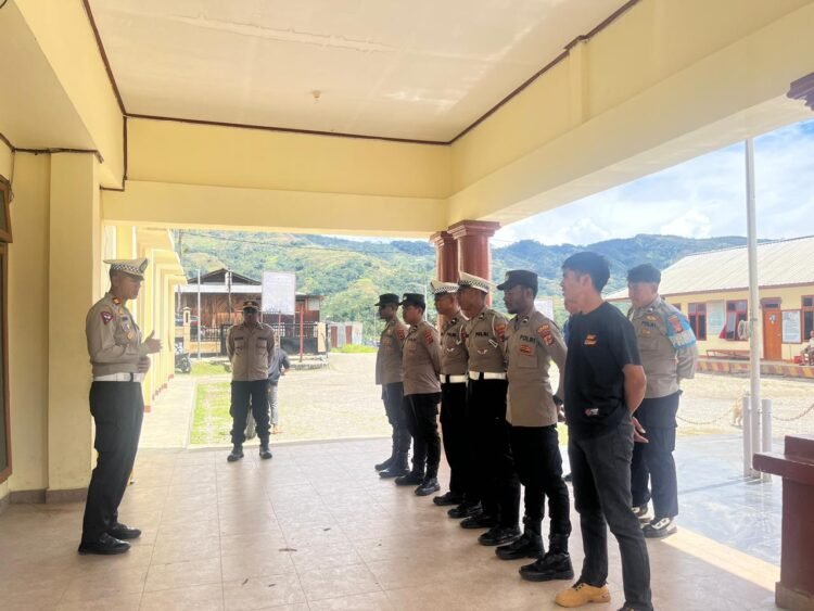 Hadir di Tengah Jemaat, Polisi Amankan Ibadah Minggu di Karubaga