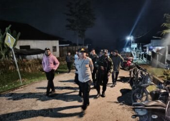 Menyapa Warga di Malam Hari, Polres Tolikara Hadir Lewat Patroli Jalan Kaki
